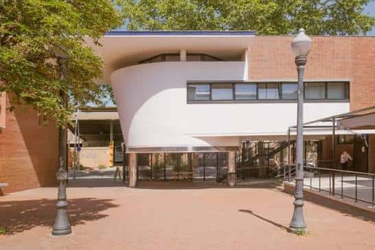 Vista frontal del Casal de Gent Gran Verneda Alta con su característica fachada curva blanca y muros de ladrillo