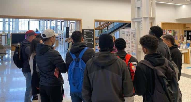 Interior del espacio jove mostrando a un grupo de jóvenes en una visita guiada