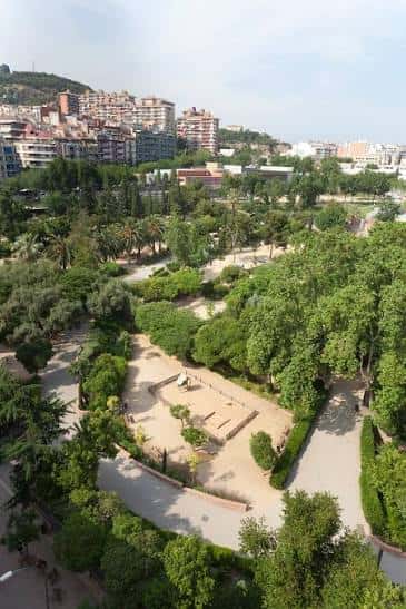Vista aérea del Parc de les Aigües mostrando sus extensos jardines y zonas verdes