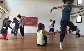 Clase de danza contemporánea en el espacio TragantDansa con bailarines en movimiento