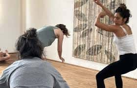 Sesión de danza expresiva con participantes en poses dinámicas