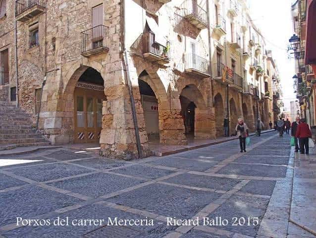 Fachada histórica con arcos y balcones en Tarragona