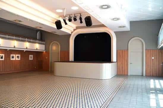 Interior del Teatret del Serrallo mostrando el escenario y la sala vacía