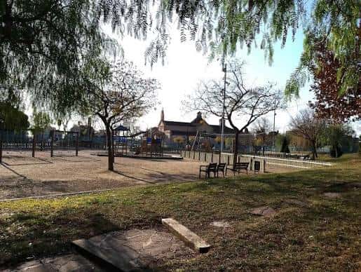 Área de juegos infantiles y zonas verdes del parque