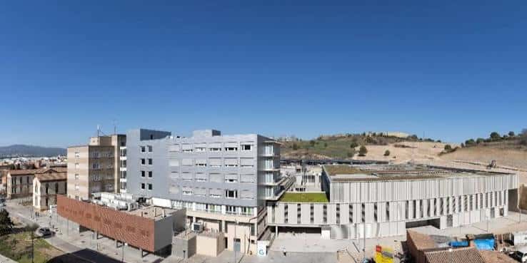 Vista panorámica del recinto hospitalario con edificios modernos bajo cielo despejado
