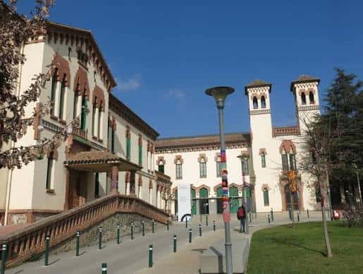 Fachada histórica del antiguo edificio del hospital con arquitectura de estilo catalán