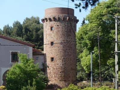 Torre medieval de piedra en el entorno de la masía