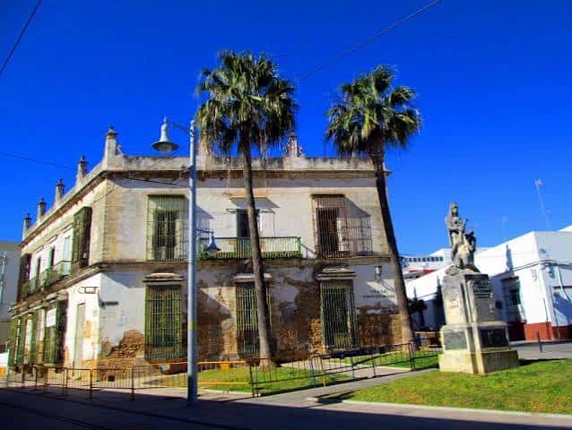 Vista exterior de la Plaza Font de Mora con edificio histórico y palmeras