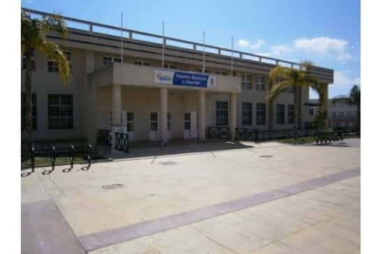 Vista exterior del Pabellón Municipal de Deportes de Motril con su fachada principal y entrada