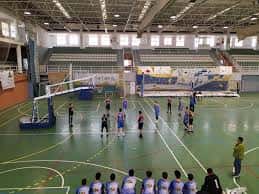 Interior del pabellón durante un partido de baloncesto con jugadores en cancha y gradas