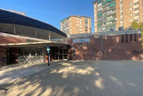 Vista exterior del Casal Cívic i Comunitari de la Font dels Capellans con fachada moderna y cielo despejado