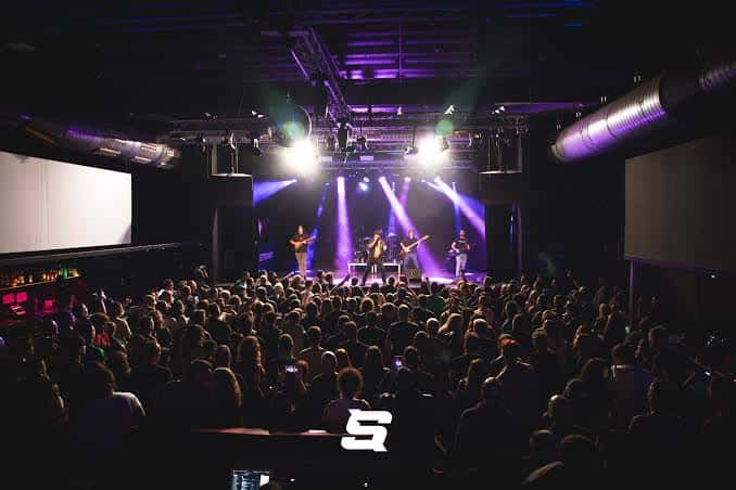 Concierto en el interior de la sala Stroika con iluminación profesional