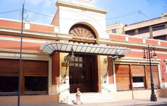 Fachada principal del Ateneo Cultural Casino Orcelitano con entrada y marquesina