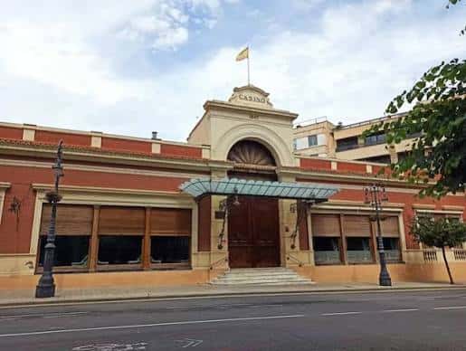 Vista exterior completa del edificio en Calle del Arzobispo Loaces