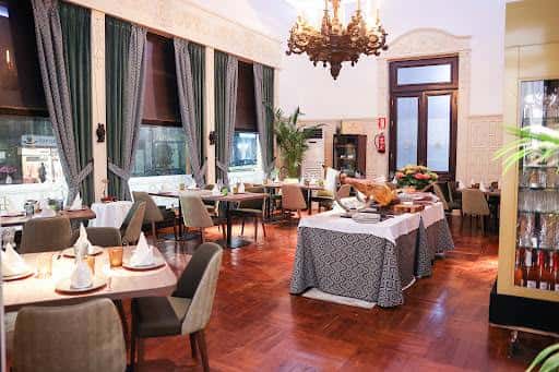 Salón interior del restaurante D'Davinia dentro del Ateneo, decorado para eventos