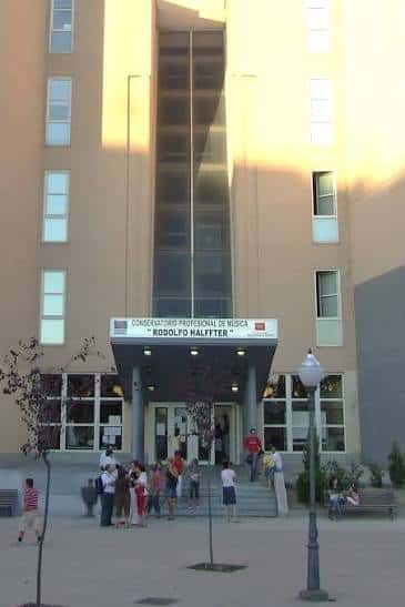 Fachada principal del Conservatorio Profesional de Música Rodolfo Halffter con entrada y grupo de personas