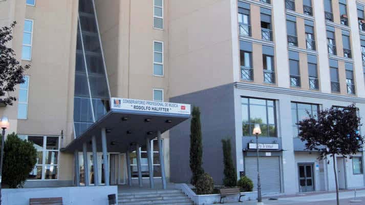 Vista exterior del edificio del conservatorio en horario diurno sin texto superpuesto