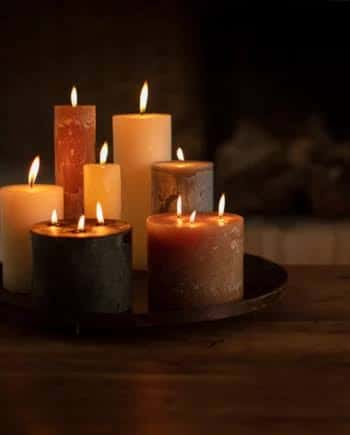 Velas rústicas encendidas en un ambiente cálido