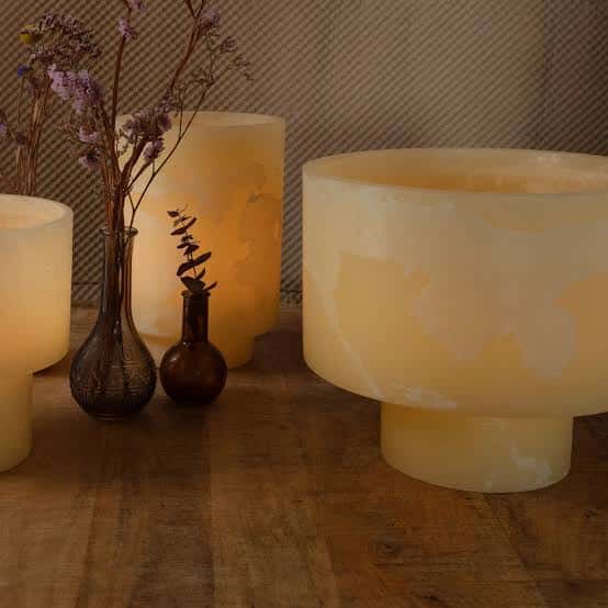 Velas de diseño con acabado texturizado y decoración floral