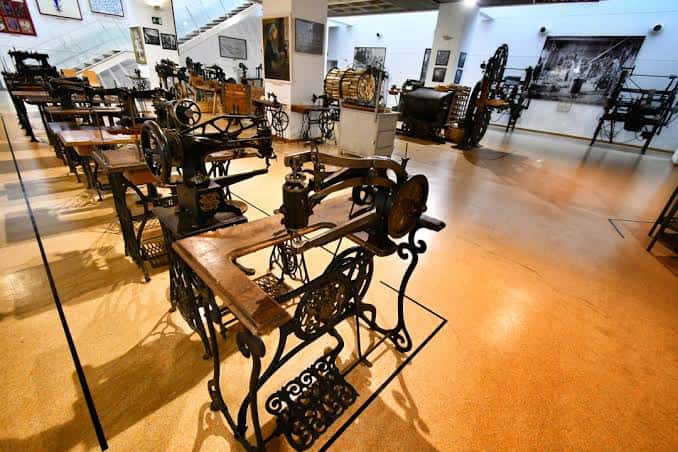 Sala principal con máquinas de coser antiguas expuestas