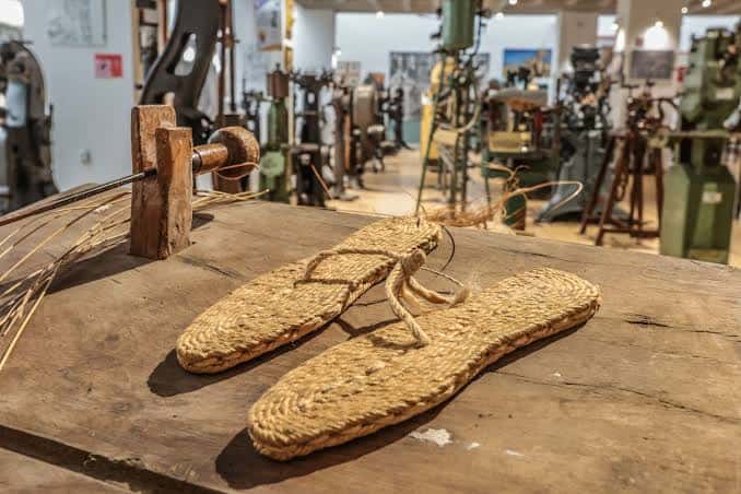 Alpargatas tradicionales sobre mesa de trabajo artesanal