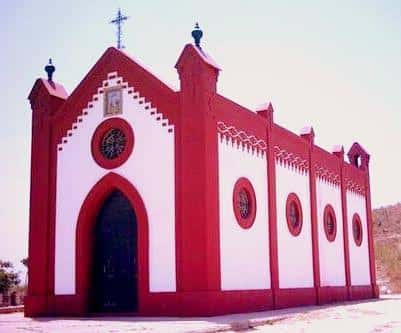 Iglesia del Cerro de los Mártires con fachada roja y blanca