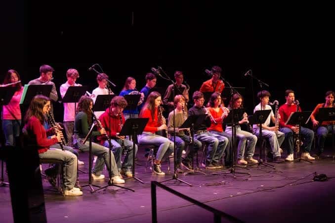 Concierto de la orquesta estudiantil en el escenario principal