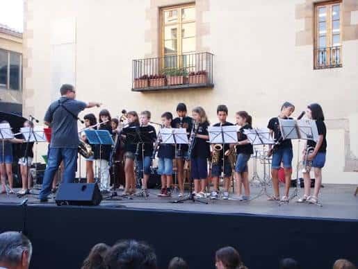 Presentación musical al aire libre frente a la fachada del edificio