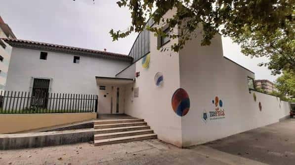 Entrada principal del Mas Pintat con rampa de acceso y logotipo en la pared