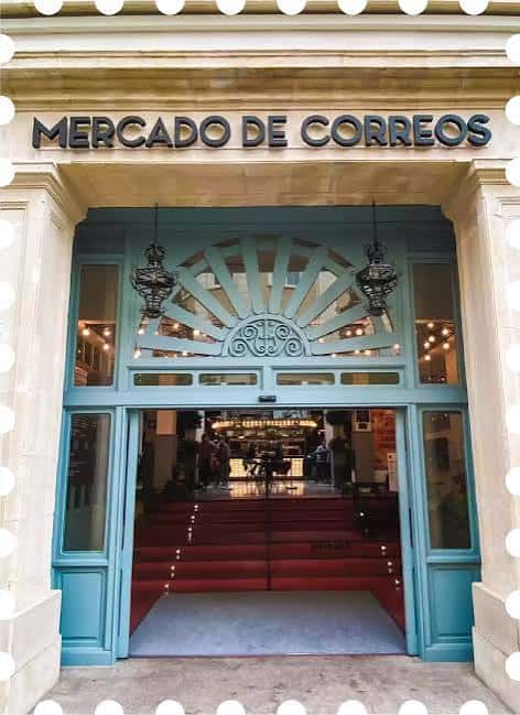 Entrada principal del Mercado de Correos con fachada histórica y letrero destacado