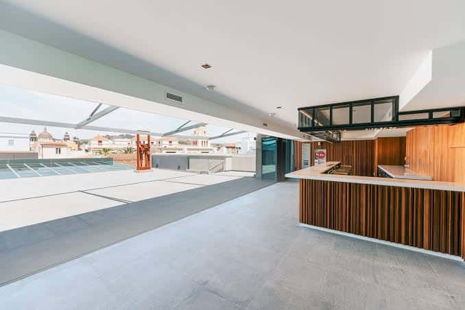 Terraza exterior con barra de servicio y vistas a la ciudad