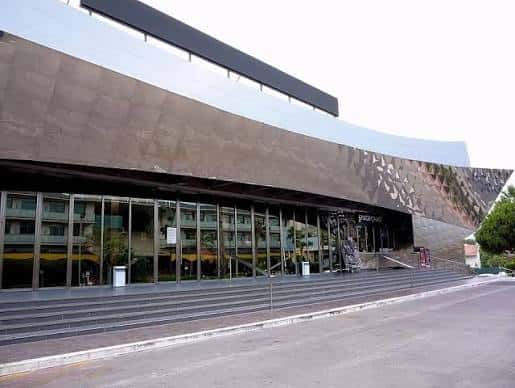 Fachada moderna del centro social con escalinata y entrada principal