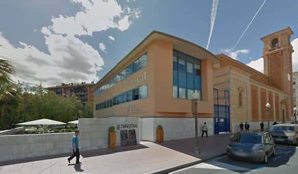 Vista exterior del edificio moderno de la ICAT con fachada naranja y cristalera