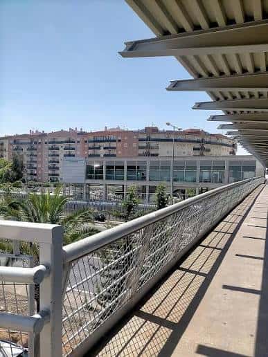 Pasarela peatonal moderna con vistas a la zona urbana del parque
