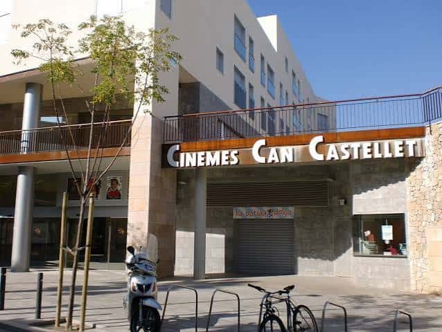 Vista exterior del edificio de Cinemes Can Castellet bajo cielo despejado