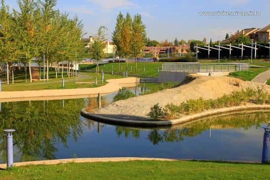 Vista panorámica del Parque Lineal con estanque y senderos
