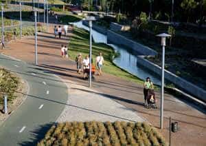 Carril bici junto al canal en el parque
