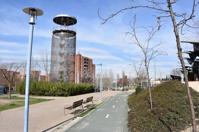 Torre de observación y sendero peatonal en el parque