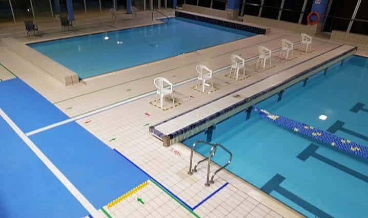 Vista aérea de las piscinas vacías y listas para uso