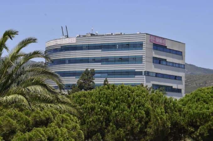 Vista exterior del Edifici Lògic con fachada moderna y entorno arbolado