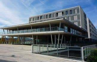 Vista exterior del edificio de la biblioteca con arquitectura moderna y grandes ventanales