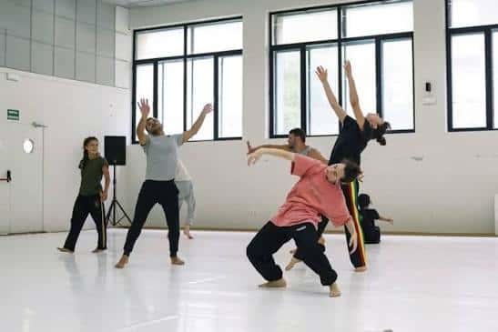 Clase de danza contemporánea en el espacio interior de La Caldera