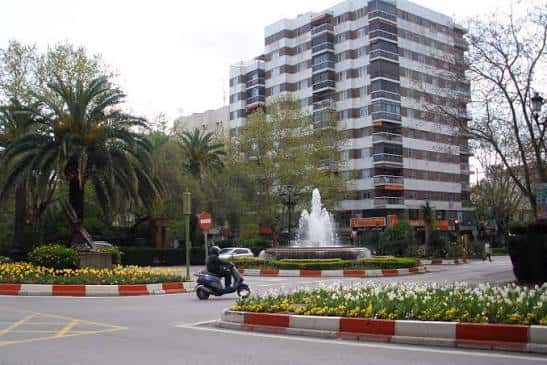 Vista moderna de la Avenida de España con fuente central y edificios residenciales