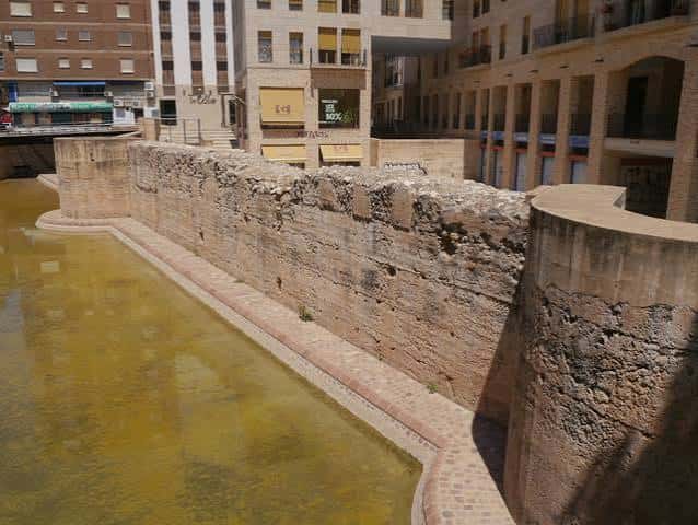 Muro de la muralla medieval junto al río Sucro en el entorno del antiguo mercado