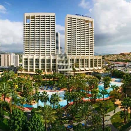 Vista aérea panorámica del complejo hotelero con piscinas y jardines tropicales