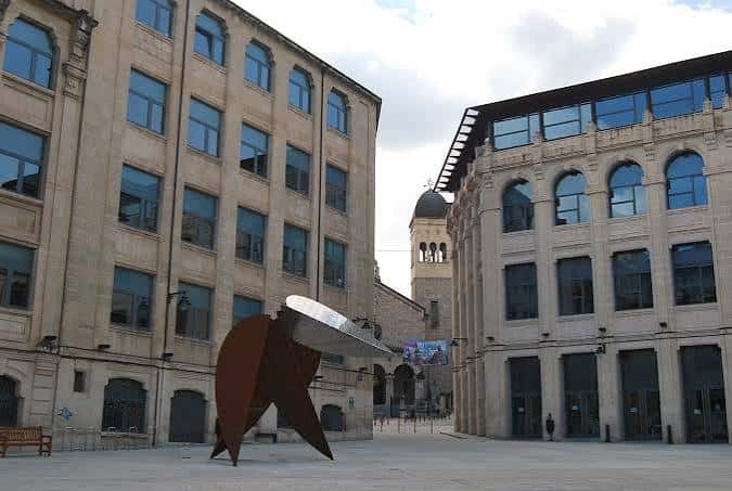 Vista panorámica de la Plaça Ferrándiz i Carbonell con la escultura 'L'Àliga' y edificios históricos