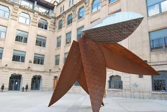 Detalle de la escultura metálica 'L'Àliga' en el centro de la plaza