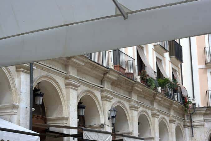 Fachada con arcos y balcones ornamentados de la plaza