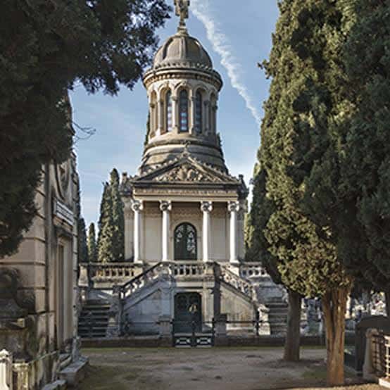 Vista frontal del Panteón Cuesta con su cúpula y escalinata flanqueada por cipreses