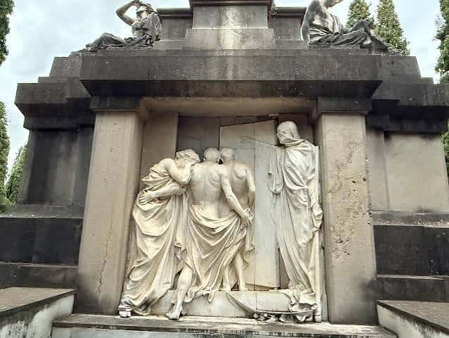 Detalle escultórico en relieve del Panteón Cuesta mostrando figuras alegóricas